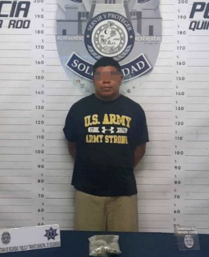 Caen tres narcomenudistas en poder de la Policía de Playa del Carmen; uno de los detenidos es Juan “N”, con 12 envoltorios de marihuana.