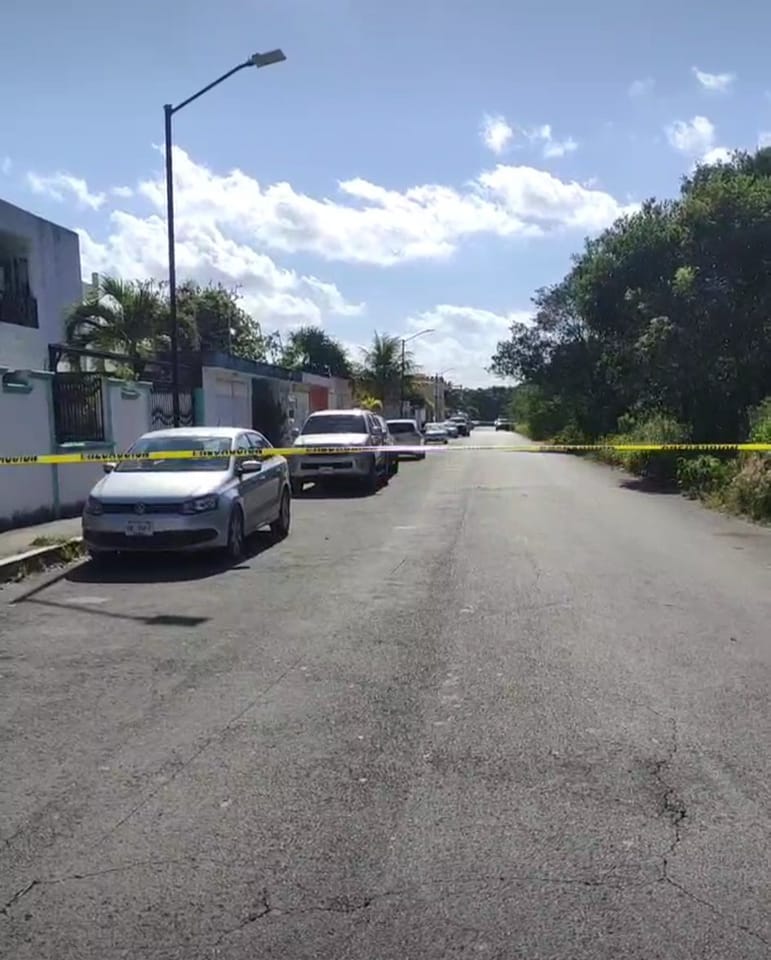 Hallan degolladas a dos personas en Santa Fe de Playa del Carmen; los cuerpos fueron descubiertos por un vecino de las víctimas.