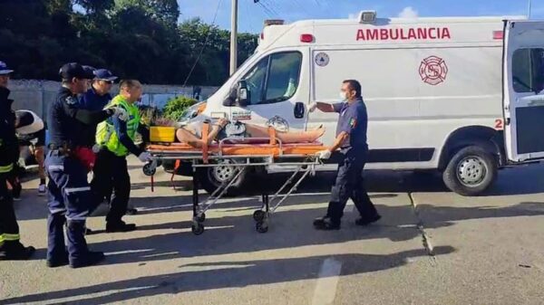 Fuerte accidente carretero deja cuatro lesionados en Playa del Carmen.