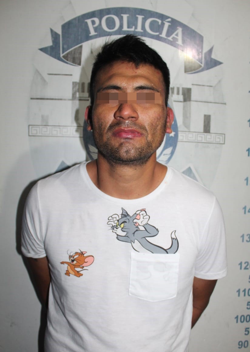 Detienen en Cancún a presunto asaltante de cuentahabientes; a José Eduardo “N”, alias “El Flaco”, le hallaron varias dosis de drogas.