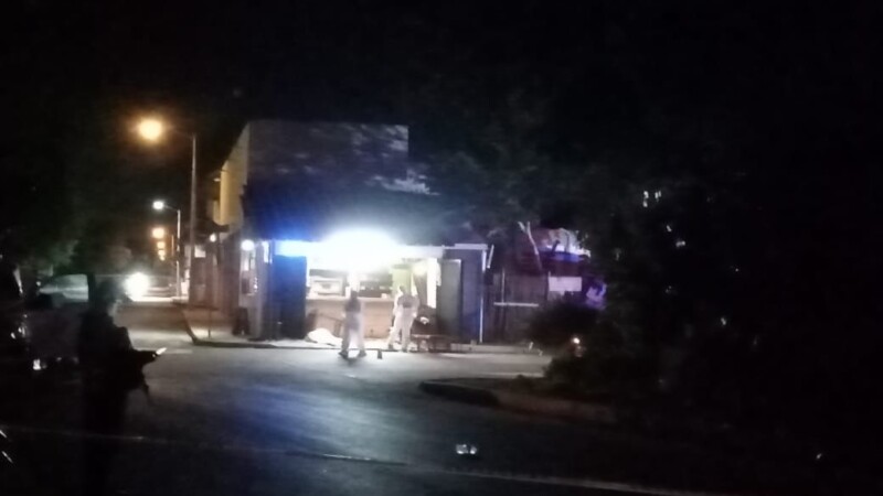 Una mujer muerta y otra herida tras ataque a pizzería en Puerto Morelos.