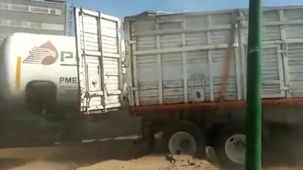 Tren con cisternas de Pemex arrolla a traíler en Guanajuato