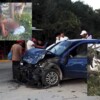 Choca combi con auto en Cancún y arrolla a peatón