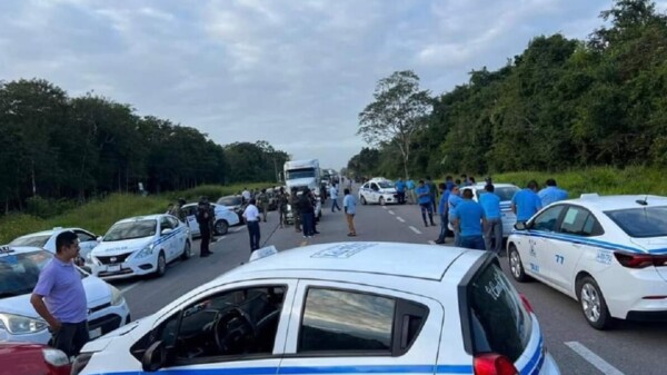 En protesta contra Uber taxistas de Bacalar bloquean la carretera Chetumal-Cancún (VIDEO).