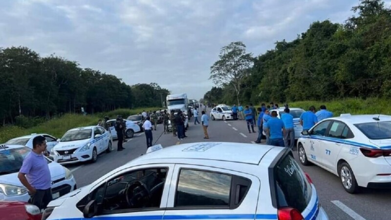 En protesta contra Uber taxistas de Bacalar bloquean la carretera Chetumal-Cancún (VIDEO).