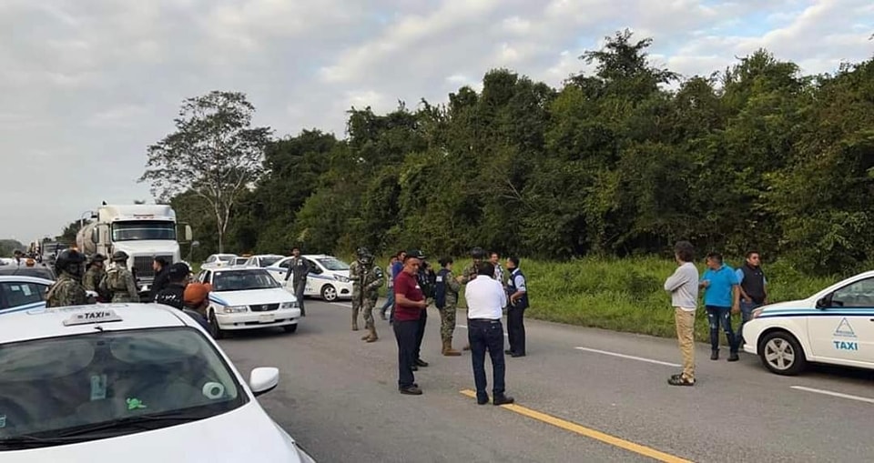En protesta contra Uber taxistas de Bacalar bloquean la carretera Chetumal-Cancún; advierten que se tomarán otras series de medidas.