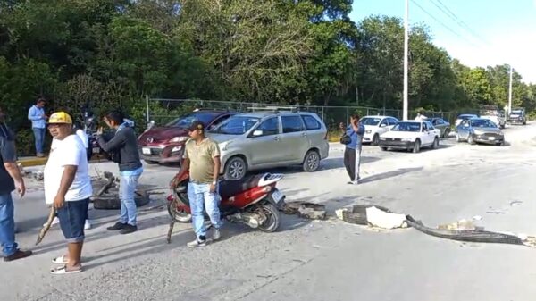 Vecinos de colonia en Cancún bloquean avenida por falta de servicios