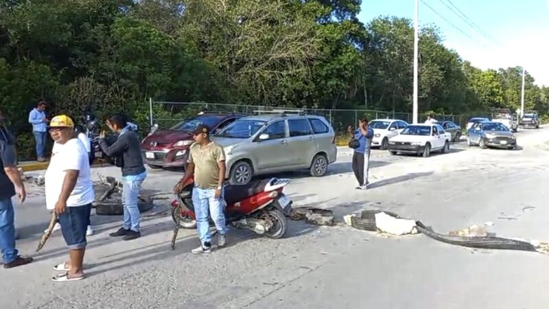 Vecinos de colonia en Cancún bloquean avenida por falta de servicios