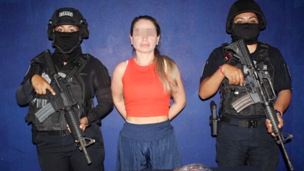 En Cancún detienen a colombiana por presunto narcomenudeo.