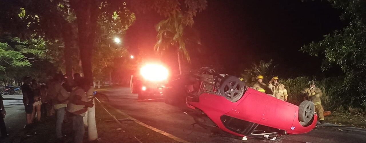 Lesionados tres guardias nacionales en aparatosa volcadura en Cozumel; al parecer iban consumiendo bebidas embriagantes.