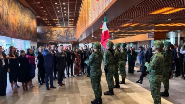 Impide Creel entrada de escolta militar a la Cámara y desata confrontación