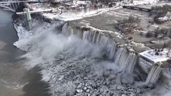 Mujer cae de las Cataratas del Niágara y muere por salvar a su hijo