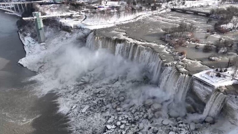 Mujer cae de las Cataratas del Niágara y muere por salvar a su hijo