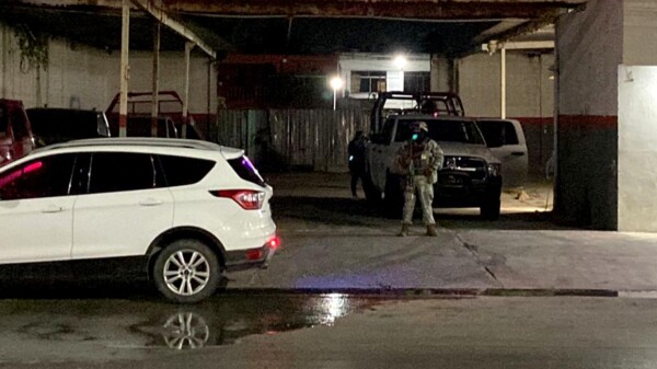 Autoridades catean encierro de vehículos en Cancún