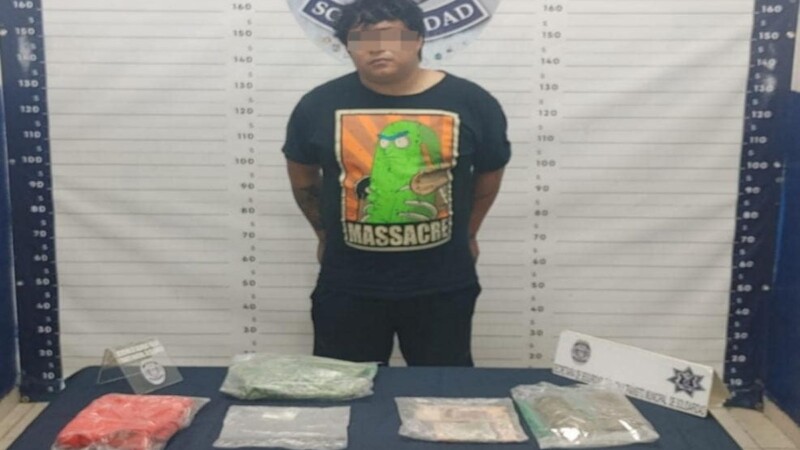 Detienen a una persona y aseguran dos paquetes con droga en Playa del Carmen.