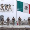Rinde honores México a su bandera en su 202 aniversario