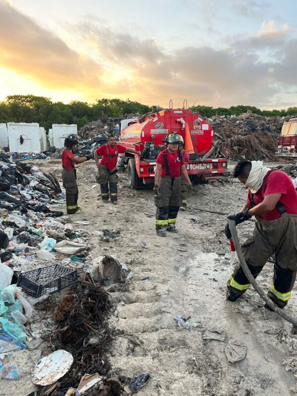Sofocado en su totalidad el incendio en el basurero de la isla Holbox; el siniestro se encontraba activo desde la tarde del martes.