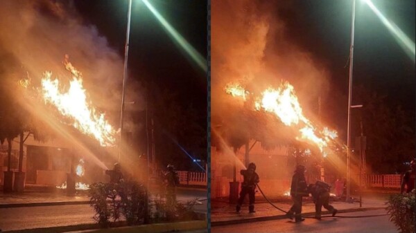 Se incendia la palapa de un restaurante en Playa del Carmen.