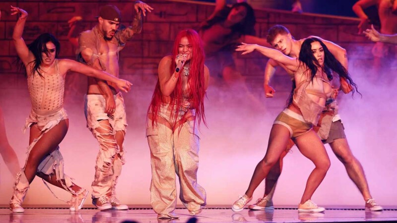 Karol G confirma colaboración con Shakira en su canción ‘TQG’