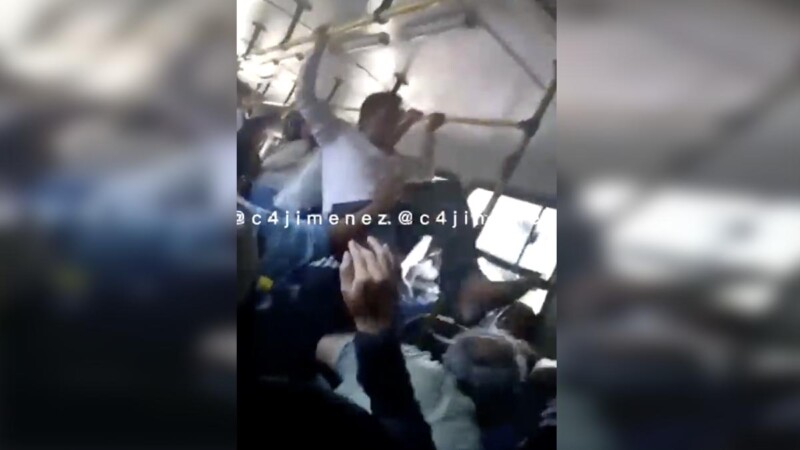 Se arma la "lucha libre" en camión de transporte público