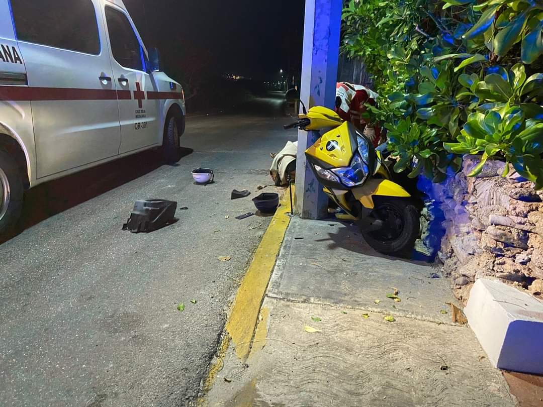 Isla Mujeres: Motociclista pierde la vida al estrellarse contra un poste; no se saben las causas por las cuales perdió. el control.