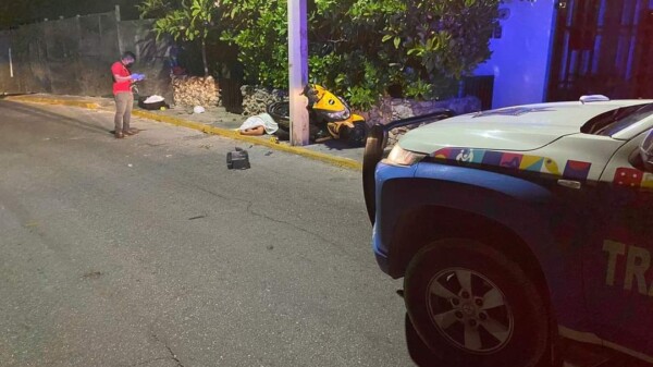 Isla Mujeres: Motociclista pierde la vida al estrellarse contra un poste.
