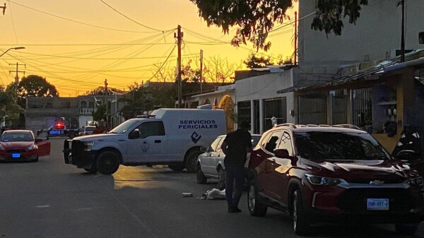 Masacran a machetazos a dos hombres en colonia de Cancún