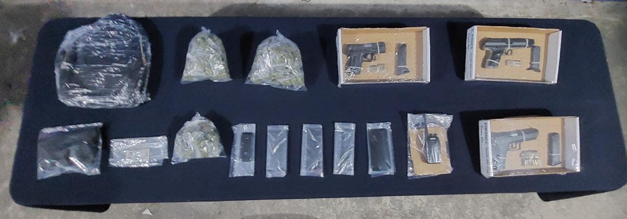 Caen tres narcomenudistas armados a la altura del Residencial Alejandría; les decomisaron tres pistolas, marihuana y dos autos.