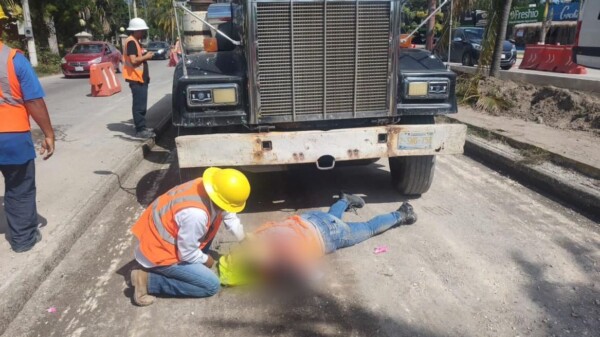 Atropella volquete a obrera en las obras del bulevar Colosio de Cancún.