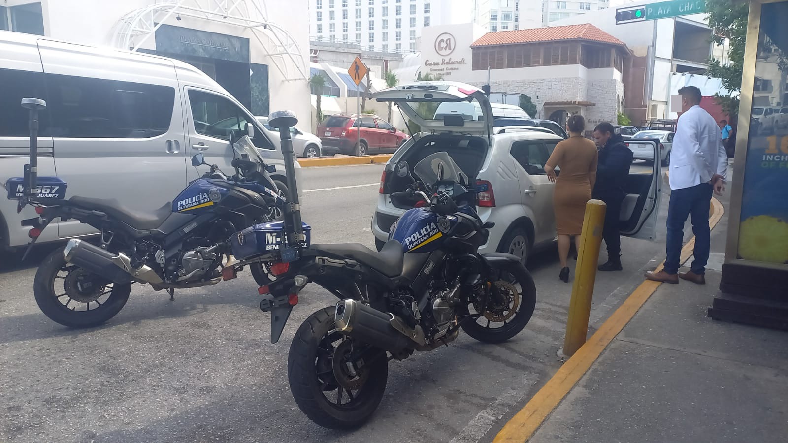 Detienen a pareja en la Zona Hotelera por amenazar a policías con un machete; les marcaron el alto al tener reporte el vehículo en el que iban.