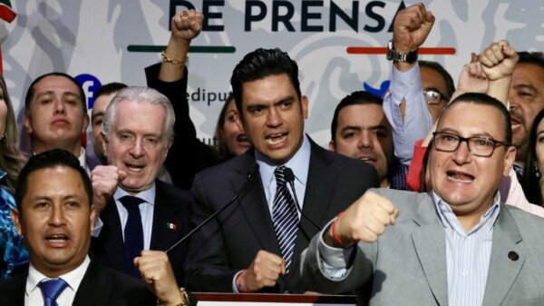 Un día después de su huida, panistas salen en su defensa