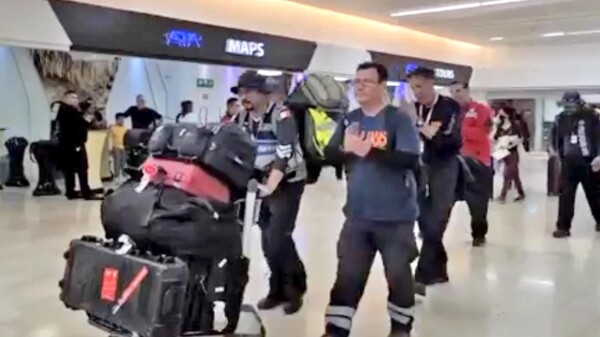 Regresan de Turquía rescatistas cancunenses