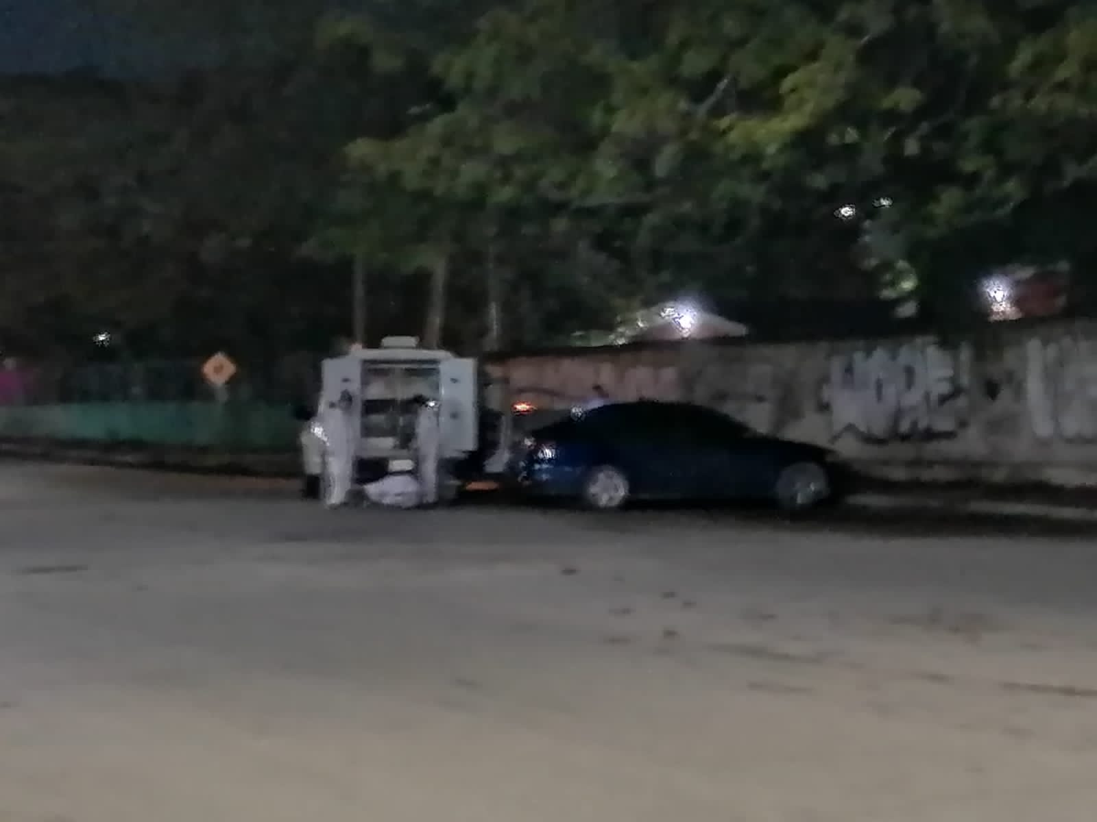 Asesinan a taxista en presunto asalto en la Región 94 de Cancún; la víctima se encontraba en el asiento trasero de la unidad 5309.