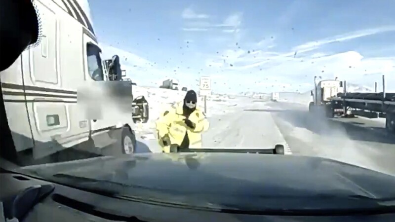 Policía se salva por centímetros de ser arrollado por traíler