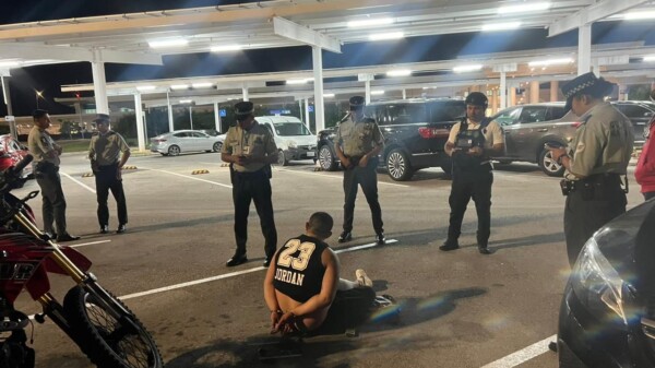 Tras persecución detienen a motociclista en T4 del aeropuerto de Cancún.