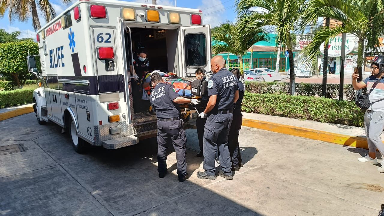 Atropella volquete a obrera en las obras del bulevar Colosio de Cancún; el operador echó reversas y no se dio cuenta de su compañera.