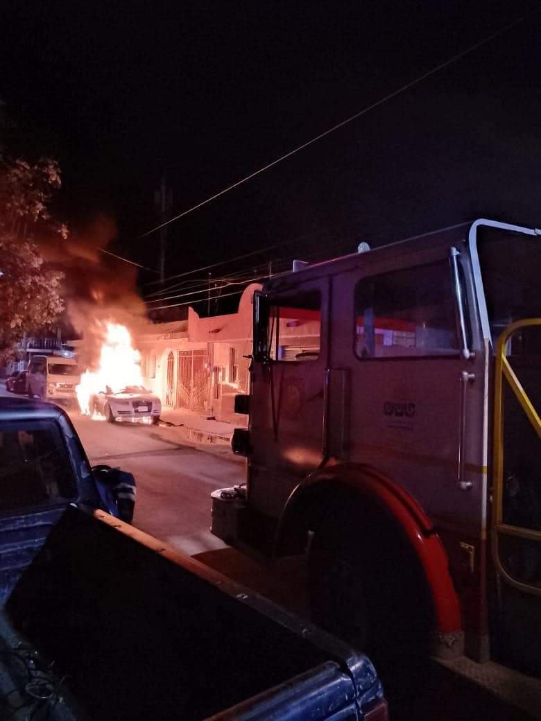 Se incendia vehículo de alta gama en Chetumal; Elementos de Bomberos atendieron la emergencia en la Adolfo López Mateos.