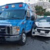 Taxi embiste a una ambulancia tras no cederle el paso en Cancún.