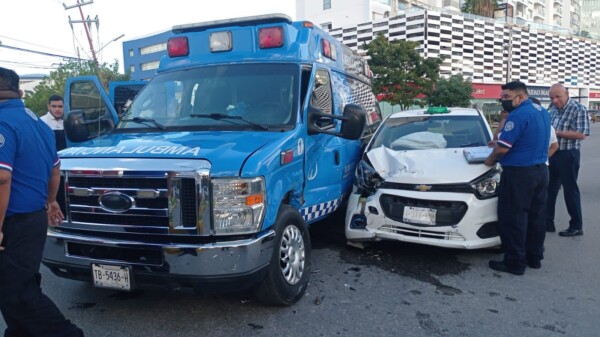 Taxi embiste a una ambulancia tras no cederle el paso en Cancún.