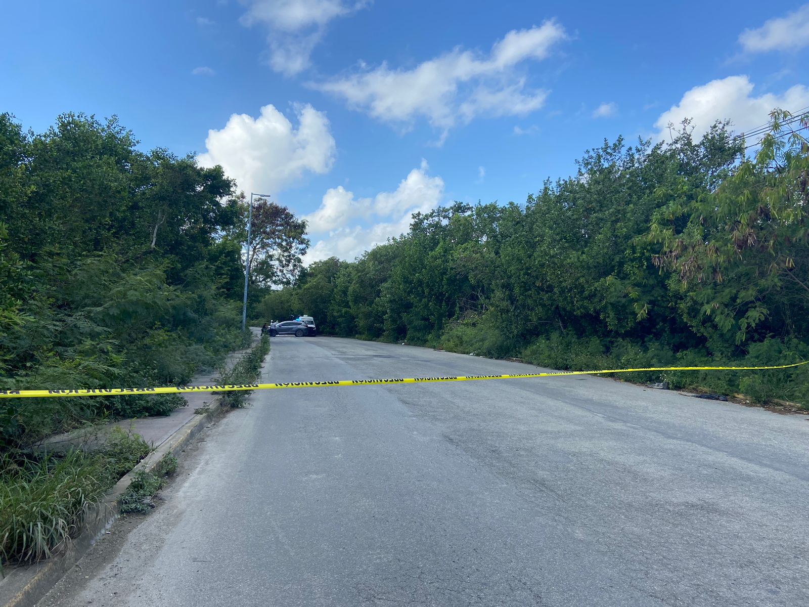 Hallan un cuerpo embolsado en la carretera a Punta Sam; elementos de la Policía Quintana Roo corroboraron los hechos.