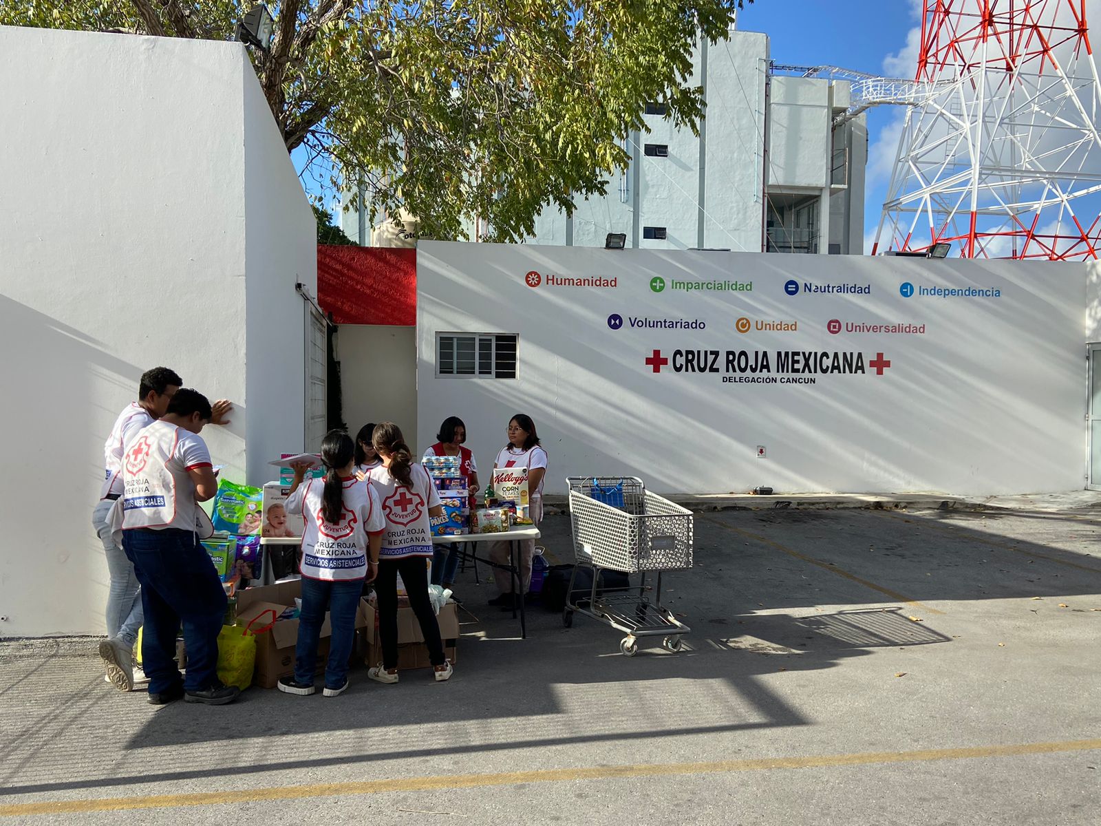 Recoleta la Cruz Roja Cancún víveres para ser enviados a Turquía (VIDEO); en sus instalaciones de la Yaxchilán se ubica un centro de acopio.