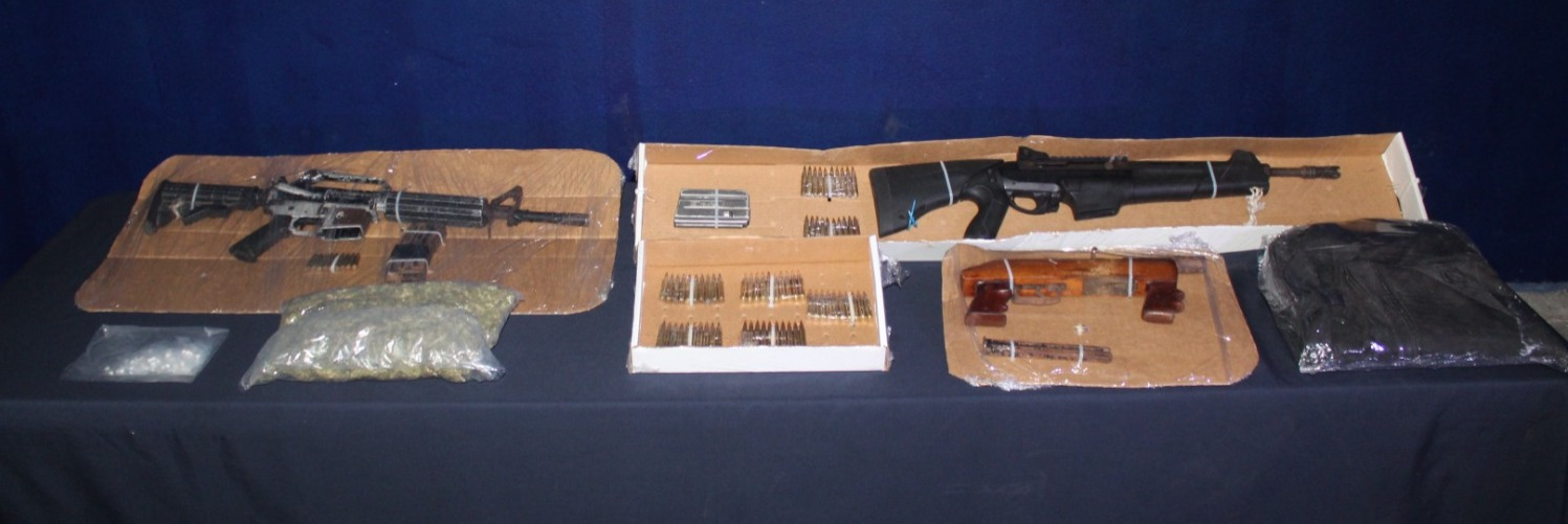 Detenido con drogas y armas en la colonia Chiapaneca de Cancún; a Luis Gerardo le decomisaron dos rifles R-15 y una subametralladora.