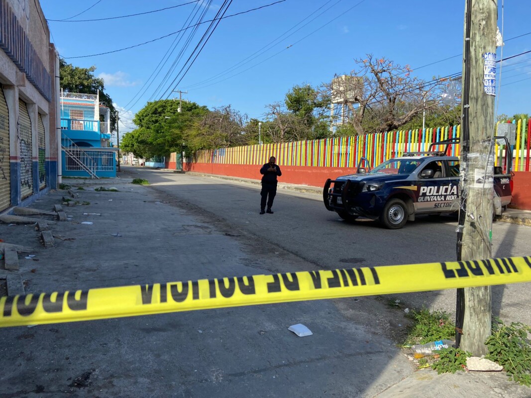 Asesinan en un asalto a un sujeto en la Supermanzana 63 de Cancún (VIDEO); los hechos se registraron cerca de la iglesia de la Guadalupe.