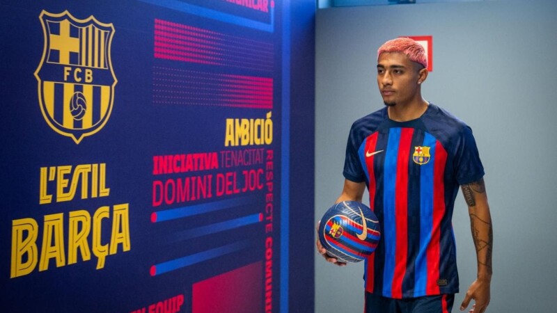 Julián Araujo firma con el Barcelona