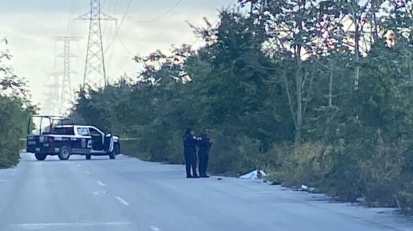 Hallan cadáver ensabanado cerca de la entrada de Real Valencia en Cancún.