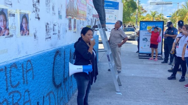 Madres buscadoras de Quintana Roo se manifiestan en las instalaciones de la FGE en Cancún.