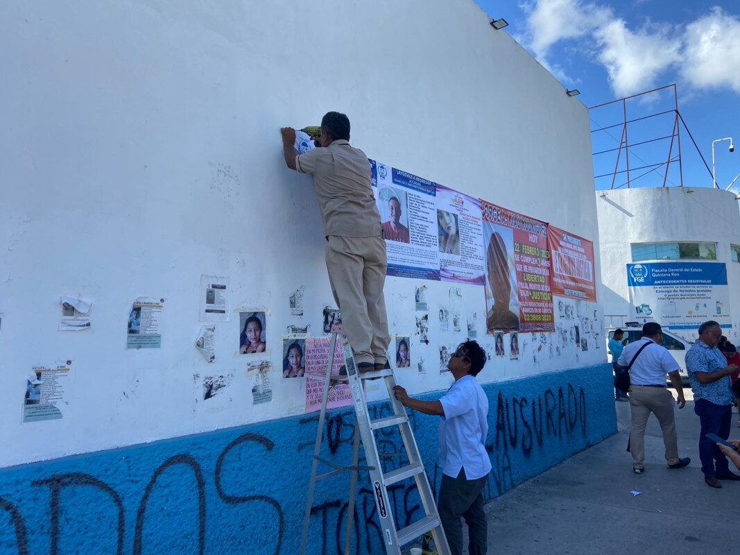 Madres buscadoras de Quintana Roo se manifiestan en las instalaciones de la FGE en Cancún; demandan que no haya "carpetazos" a los asuntos.