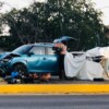 Mototaxista imprudente provoca aparatoso accidente en Playa del Carmen.