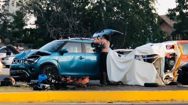 Mototaxista imprudente provoca aparatoso accidente en Playa del Carmen.