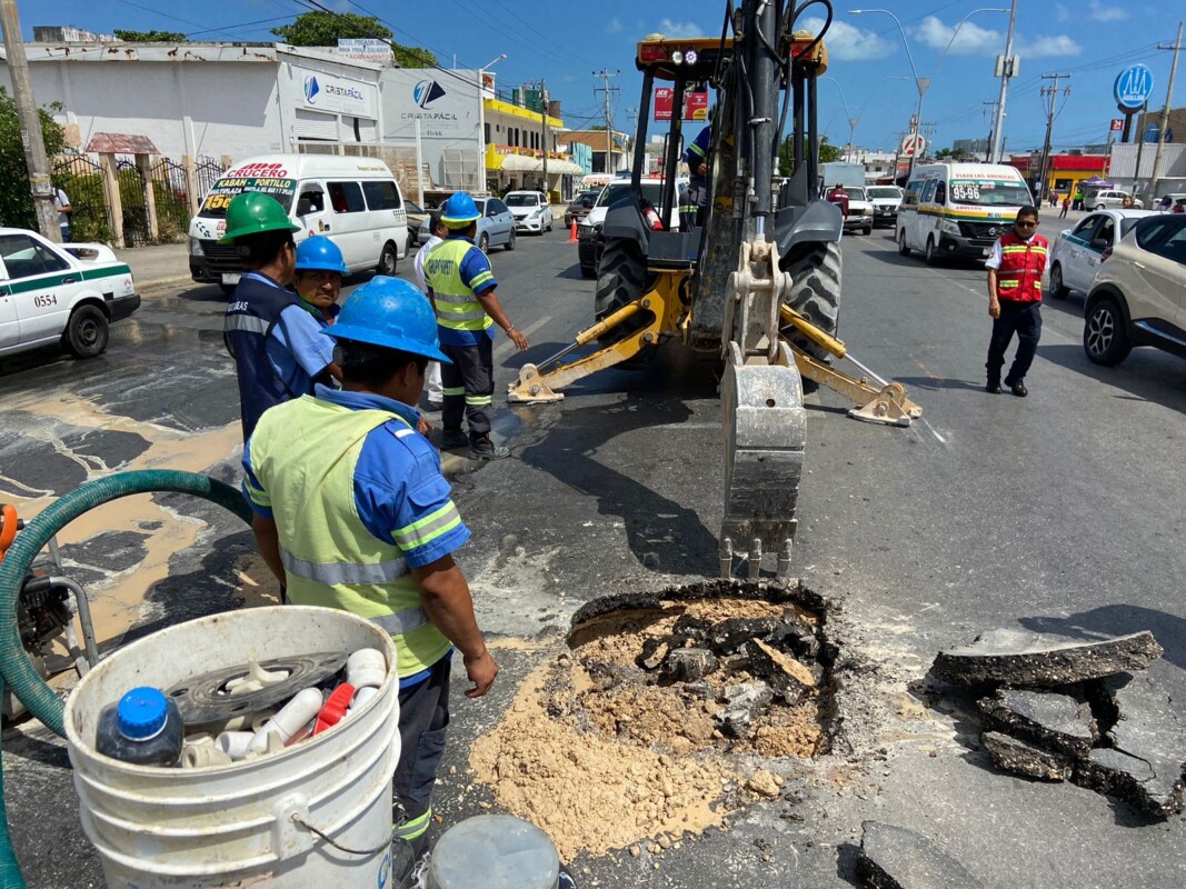 Fuga de agua provoca socavón en la Portillo y Uxmal (VIDEO); trabajadores de la empresa concesionaria pusieron manos a la obra.